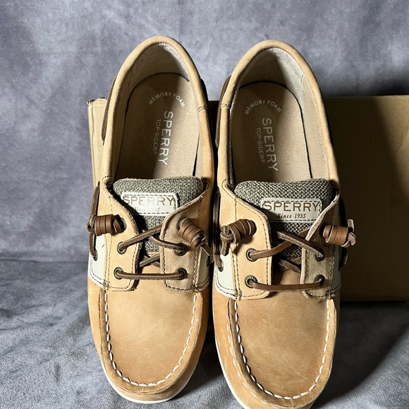 ⛵️BNIB🚣♂️ Sperry Boat shoes size 4Y Wide - Picture 2 of 7